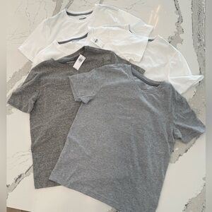 Five Boys Old Navy T-shirts
Size 10-12
White & Grey